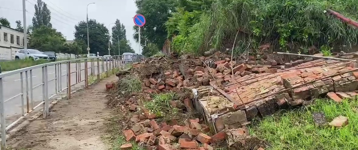 В Кропоткине ливень снёс стену городской больницы